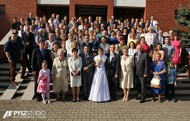 Fotografia ślubna Andrychów. Wspólne zdjęcie Młodej Pary i wszystkich gości